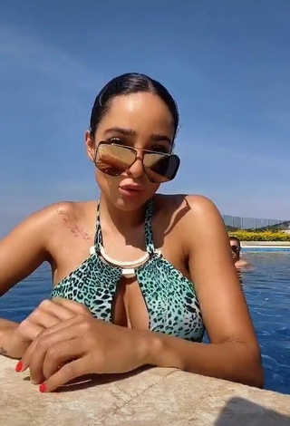 2. Dulce Manelyk González Enseña Escote Con Bikini Leopardo En La Piscina