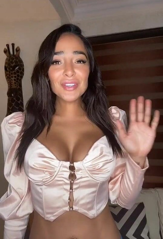 Sexy Manelyk González enseña escote con Corsé Rosa