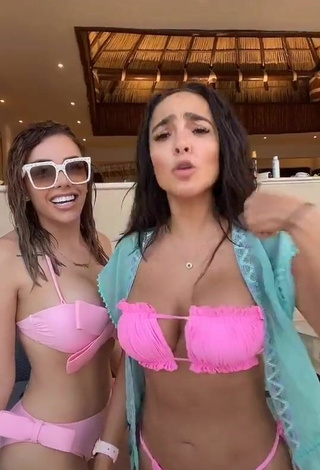 Magnética Manelyk González enseña escote con Bikini Rosa