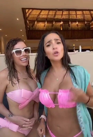 3. Magnética Manelyk González Enseña Escote Con Bikini Rosa