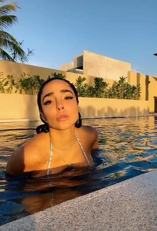 Sensual Manelyk González enseña escote con Fascinantes Bikini en la piscina