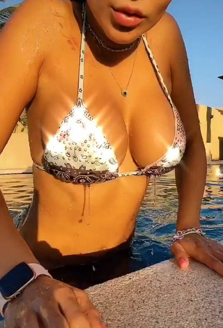 3. Sensual Manelyk González Enseña Escote Con Fascinantes Bikini En La Piscina