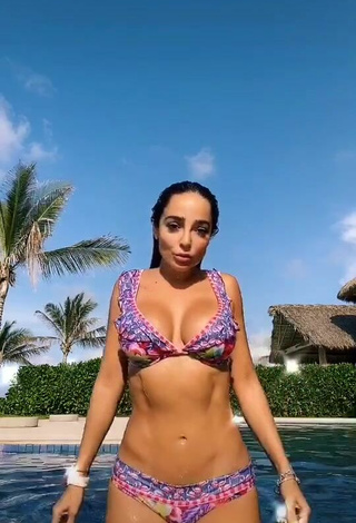 4. Sexy Manelyk González Con Bikini En La Piscina