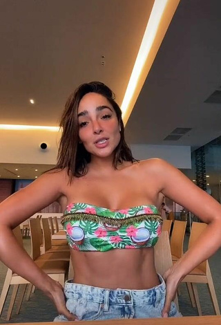 Hermosa Manelyk González enseña escote con Sujetador de Bikini