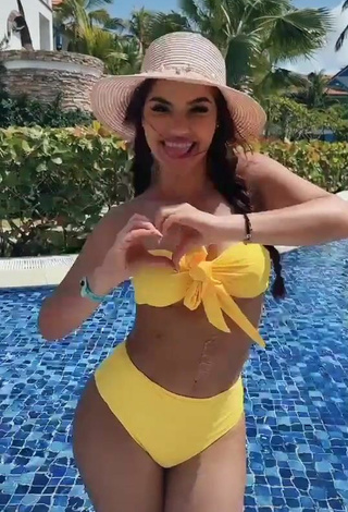 3. Hermosa Mariana D'Ávila Con Bikini Amarillo En La Piscina