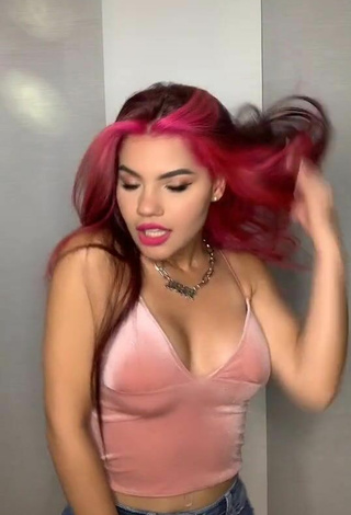 Sexy Mariana d'Ávila enseña escote con Top Corto Rosa