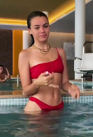 3. Sexy Mar Lucas Vilar Con Bikini Rojo En La Piscina