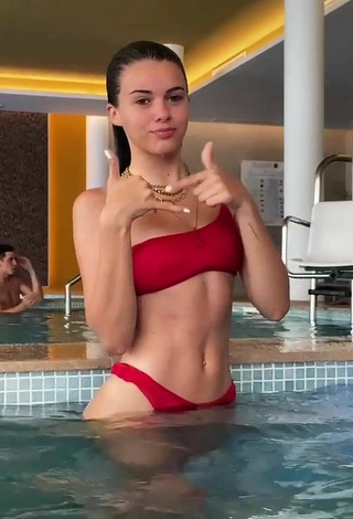 4. Sexy Mar Lucas Vilar Con Bikini Rojo En La Piscina