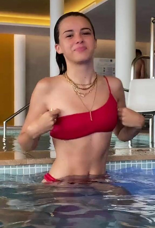 2. Preciosa Mar Lucas Vilar Con Bikini Rojo En La Piscina