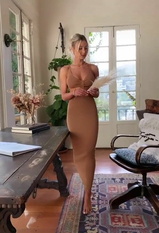 Hermosa Marta Mielczarska con Vestido Beige