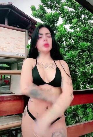 Atractiva Mirella Fernandez con Seductores Bikini Negro