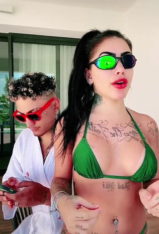 Bonita Mirella Fernandez con Bikini Verde