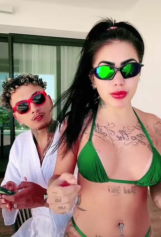 2. Bonita Mirella Fernandez Con Bikini Verde