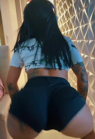 2. Caliente Mirella Fernandez Enseña El Culo Mientras Hace Twerking