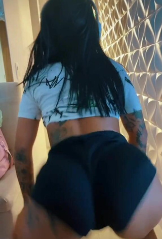 4. Caliente Mirella Fernandez Enseña El Culo Mientras Hace Twerking