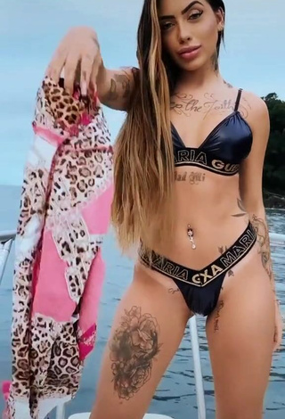 Sexy Mirella Fernandez con Tanga en un barco