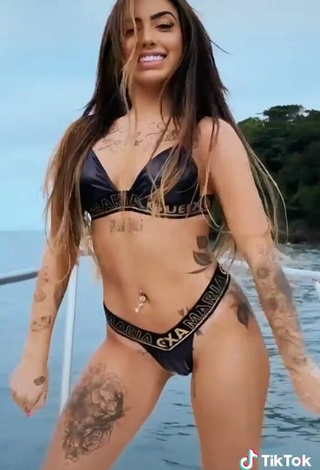 5. Sexy Mirella Fernandez Con Tanga En Un Barco