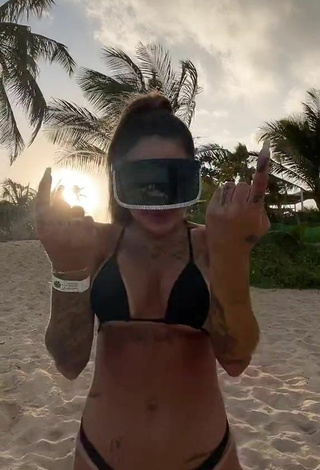 Atractiva Mirella Fernandez con Provocativos Bikini Negro en la playa