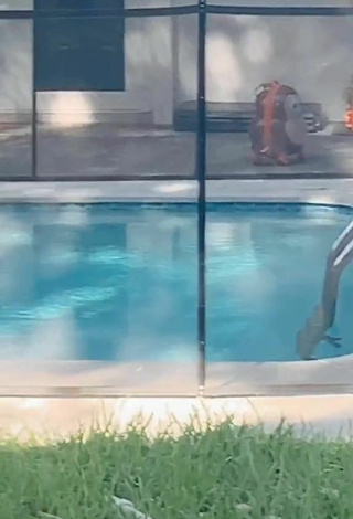 2. Atractiva Megan Guthrie Con Seductores Bikini Leopardo En La Piscina