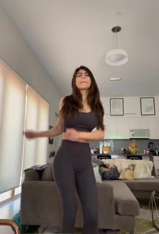 2. Sexy Mia Khalifa Con Leggings Negro