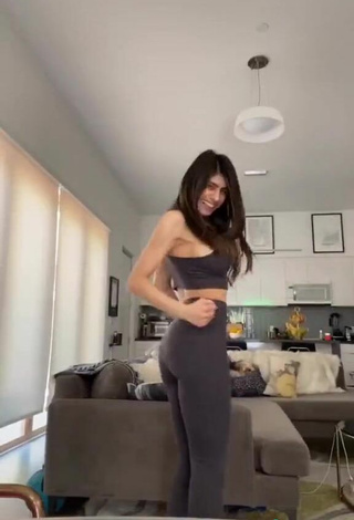 3. Sexy Mia Khalifa Con Leggings Negro