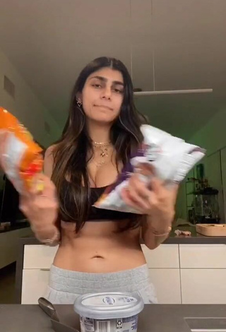 Caliente Mia Khalifa enseña escote con Top Corto Negro