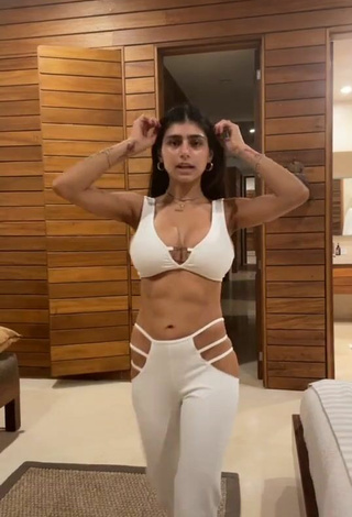 Hermosa Mia Khalifa enseña escote con Top Corto Blanco