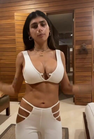 2. Hermosa Mia Khalifa Enseña Escote Con Top Corto Blanco