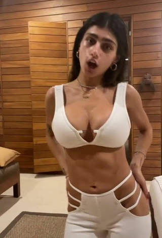 3. Hermosa Mia Khalifa Enseña Escote Con Top Corto Blanco