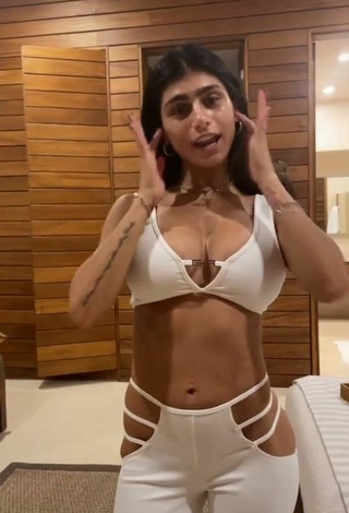 4. Hermosa Mia Khalifa Enseña Escote Con Top Corto Blanco