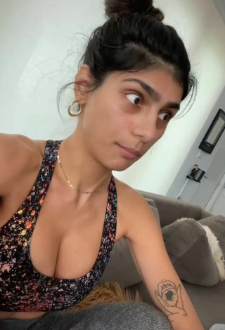 Sexy Mia Khalifa enseña escote con Top Corto