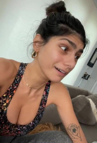 2. Sexy Mia Khalifa Enseña Escote Con Top Corto