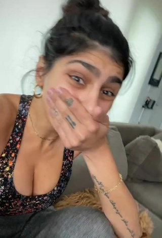 3. Sexy Mia Khalifa Enseña Escote Con Top Corto