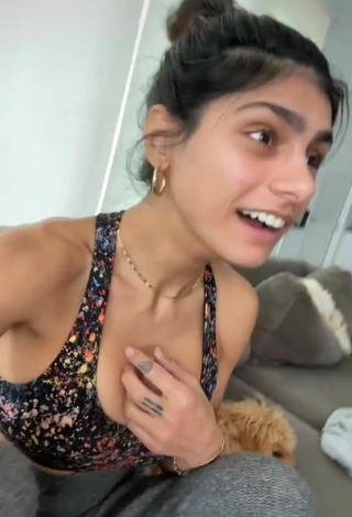 5. Sexy Mia Khalifa Enseña Escote Con Top Corto