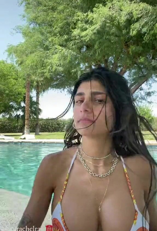 Caliente Mia Khalifa enseña escote con Bikini en la piscina