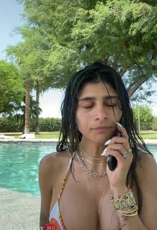 3. Caliente Mia Khalifa Enseña Escote Con Bikini En La Piscina