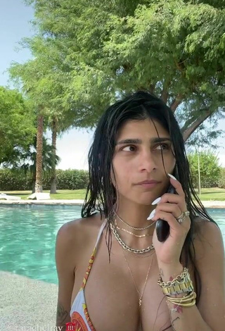 4. Caliente Mia Khalifa Enseña Escote Con Bikini En La Piscina