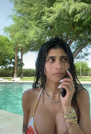 5. Caliente Mia Khalifa Enseña Escote Con Bikini En La Piscina