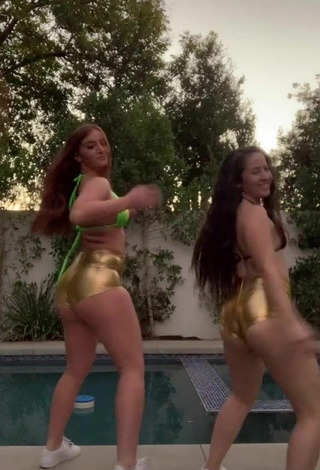 2. Bonita Mikaila Murphy Enseña El Culo En La Piscina Mientras Hace Twerking