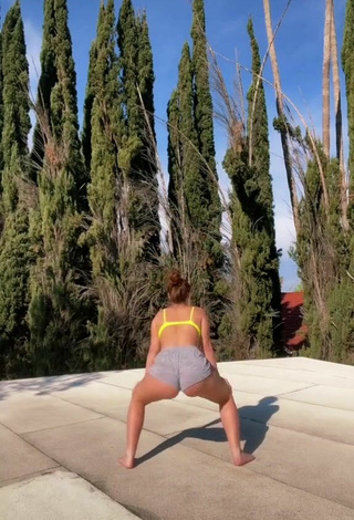 3. Guapísima Mikaila Murphy Enseña El Culo Mientras Hace Twerking