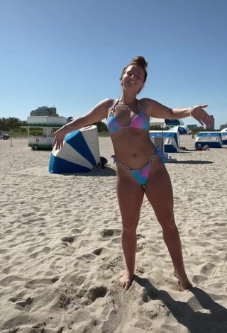 Magnética Mikaila Murphy con Bikini en la playa