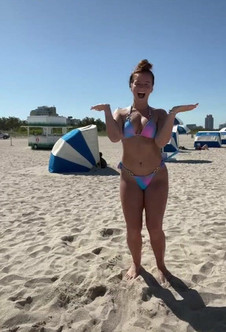 3. Magnética Mikaila Murphy Con Bikini En La Playa