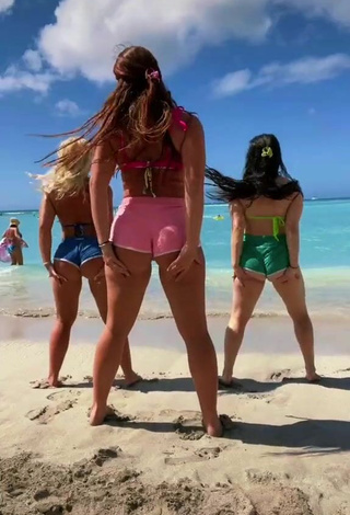 Magnífica Mikaila Murphy Enseña el culo en la playa mientras hace twerking