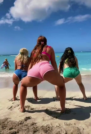 2. Magnífica Mikaila Murphy Enseña El Culo En La Playa Mientras Hace Twerking