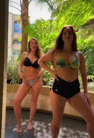 Mikaila Murphy con Provocativos Bikini