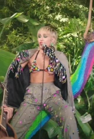 3. Sexy Miley Cyrus Enseña Escote Con Sujetador De Bikini