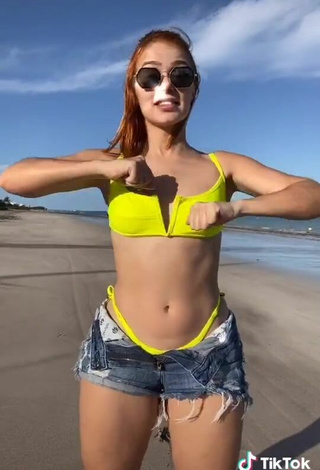 4. Increíble Mirela Janis Con Sujetador De Bikini En La Playa