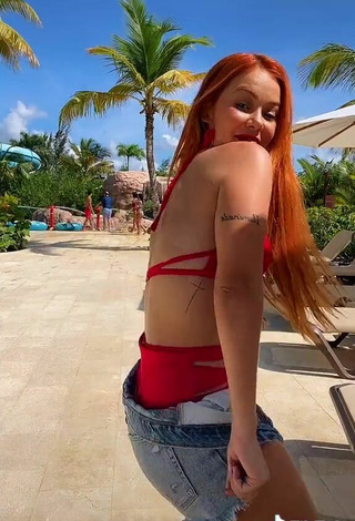 2. Más Caliente Mirela Janis Con Bikini Rojo Mientras Hace Twerking