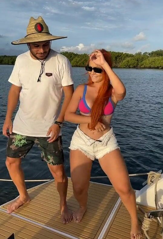 Atractiva Mirela Janis con Seductores Sujetador de Bikini en un barco