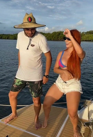 2. Atractiva Mirela Janis Con Seductores Sujetador De Bikini En Un Barco